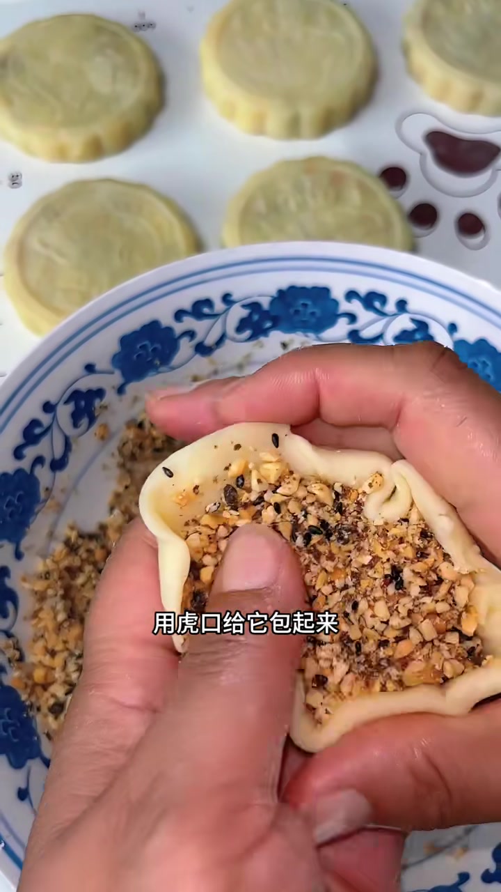 不需要烤箱，老妈用电饼铛做的花生月饼外皮酥掉渣，馅料香甜真好吃