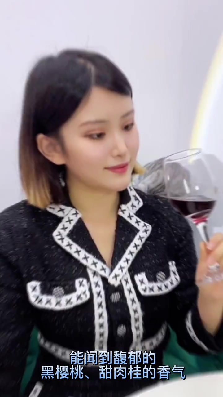 与一人食和解，一瓶红葡萄酒营造十足生活氛围感