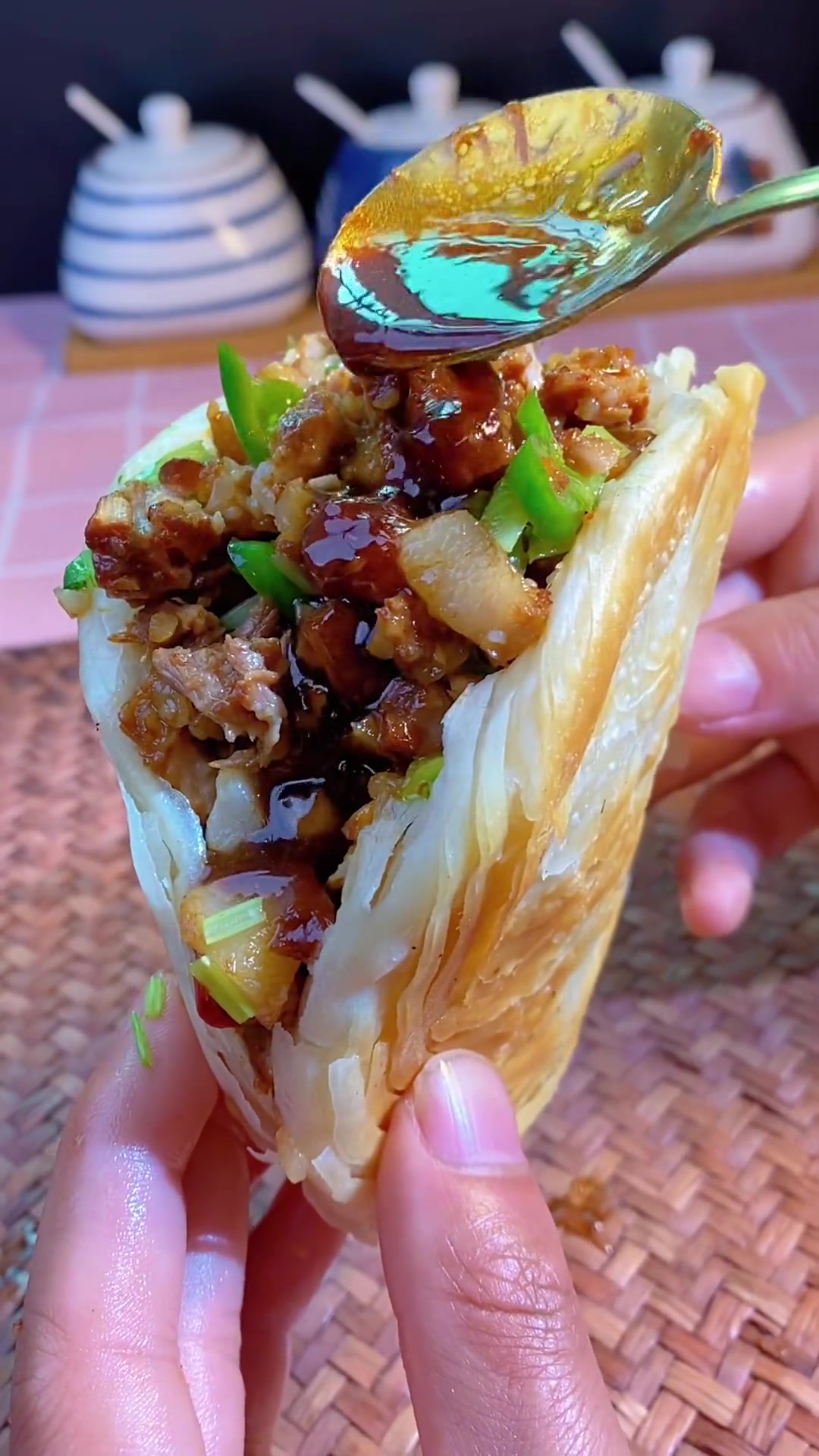 想吃潼关肉夹馍？就照我这样做