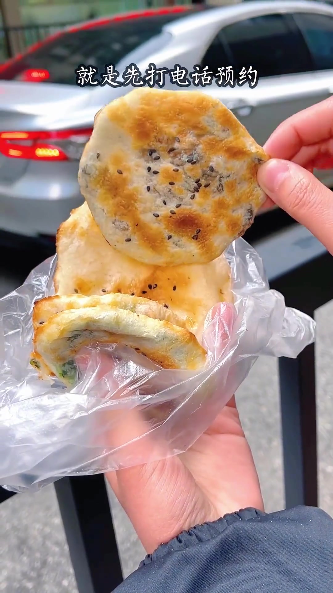 火车站附近这家开了几十年的烧饼店,1块钱的小小烧饼,撑起平凡生活