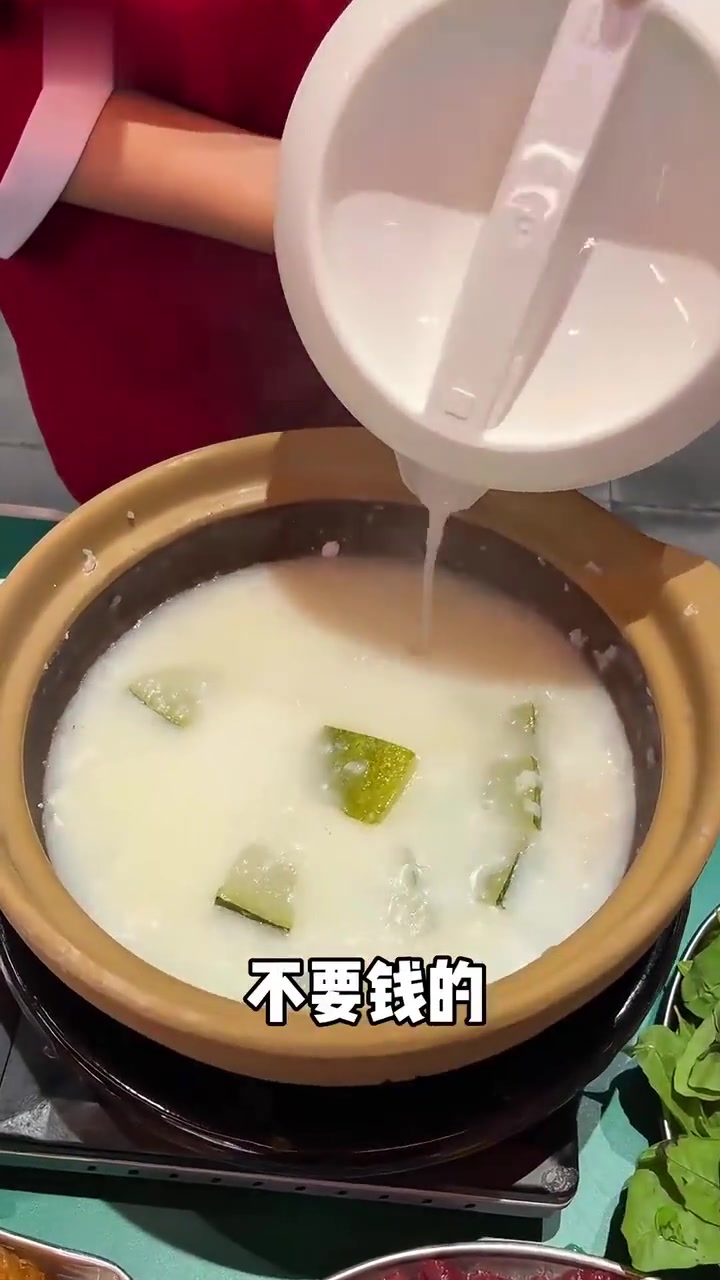 我说爱喝白粥,店员立马打包了一大碗