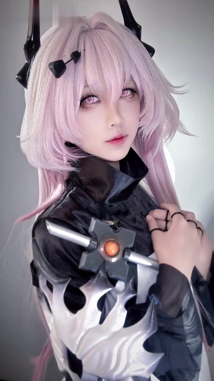 「魔王cos」我可以体谅她的孤独,却不能为她解开枷锁