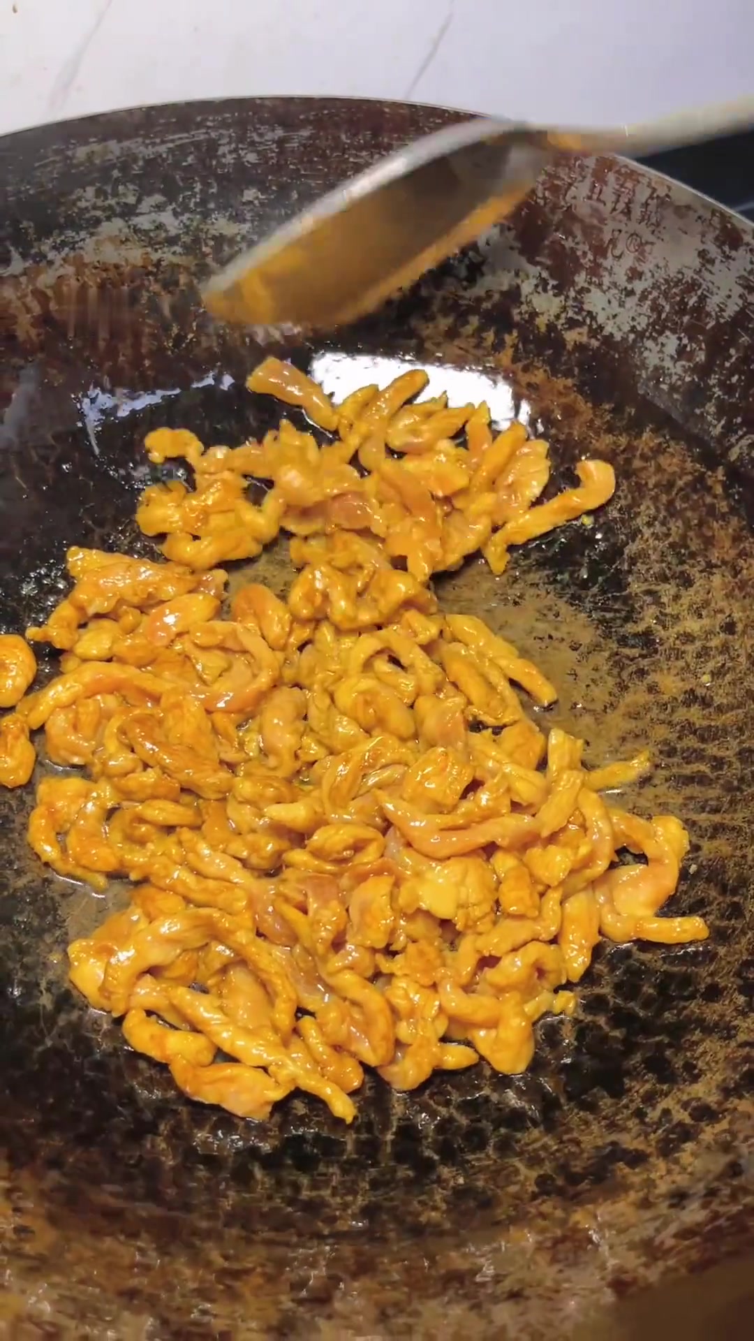 老妈做的洋葱青椒炒肉丝，超好吃巨费米饭