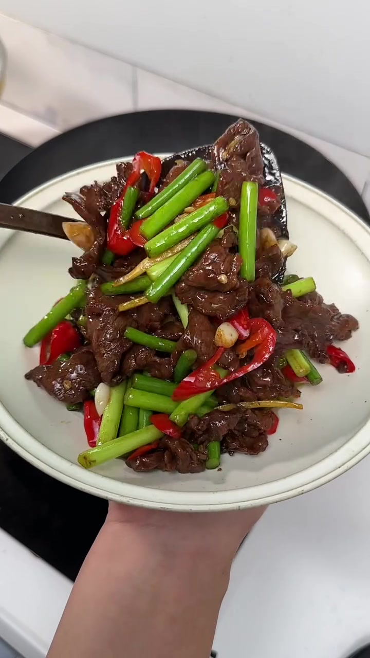 蒜苔炒牛肉这样做,牛肉超嫩,孩子超爱吃
