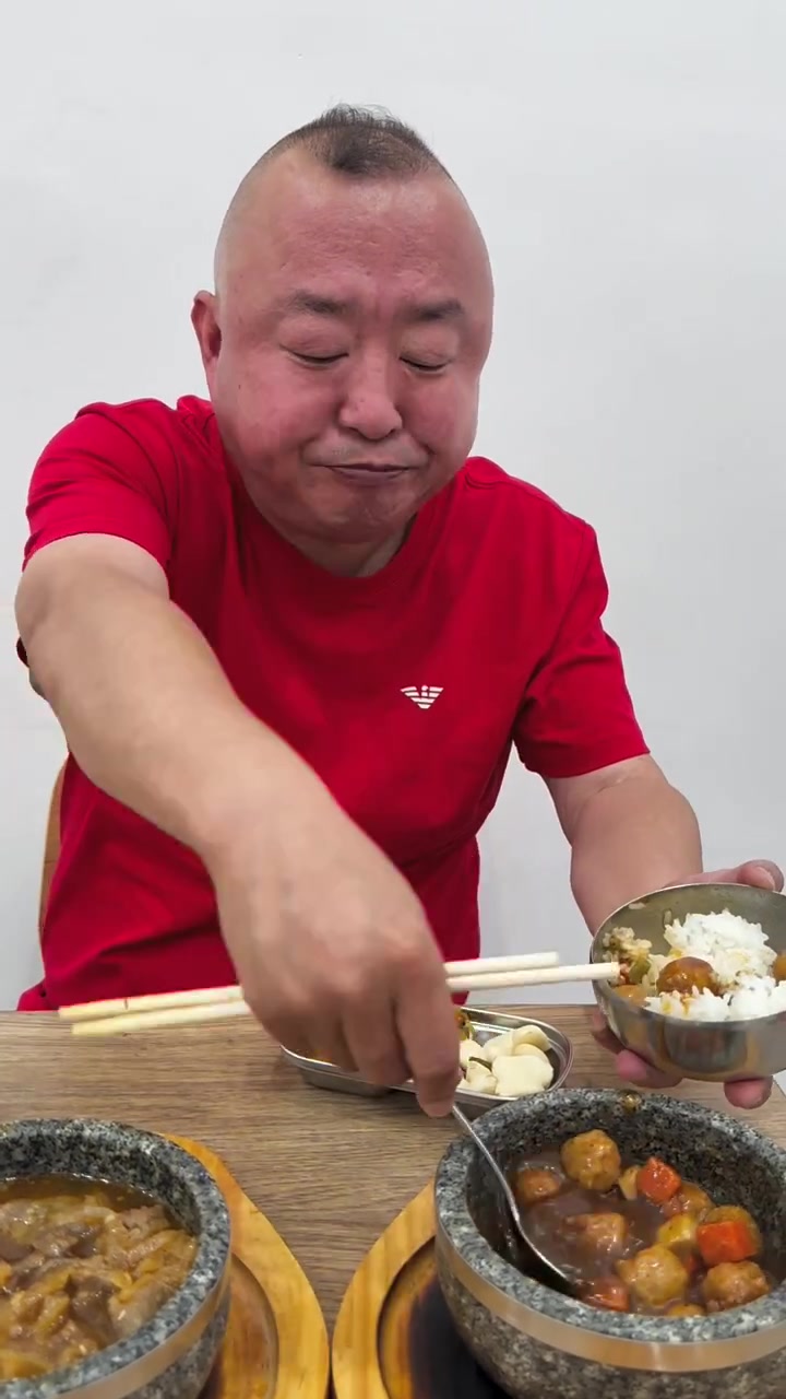 吃滋味肥牛黑椒牛肉丸小酒米饭超香超带派