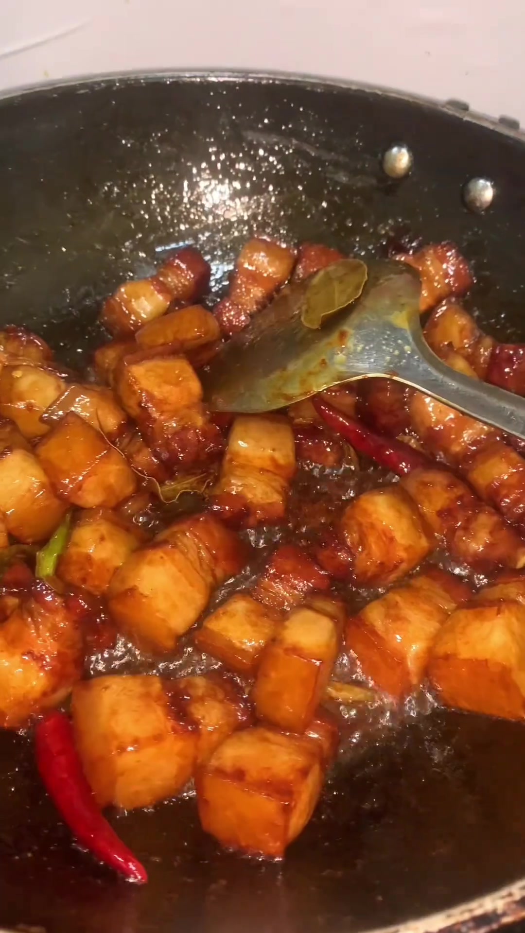 做红烧肉冷水下锅焯水,色泽红亮,肥而不腻