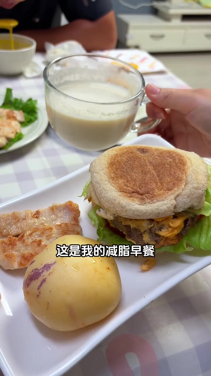 给司机师傅和小学生做早饭｜水嫩鸡排、麦芬牛肉汉堡、南瓜米糊