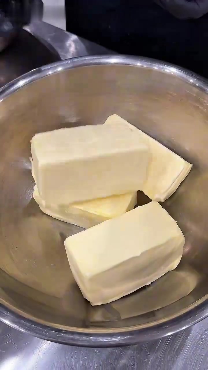 竹子制黑色奶油泡芙,浓郁奢华,750日元,店名cafe MARU