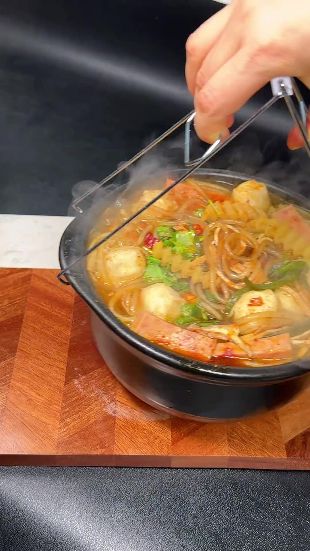 老式砂锅麻辣烫，做法简单，孩子赞比买的好吃
