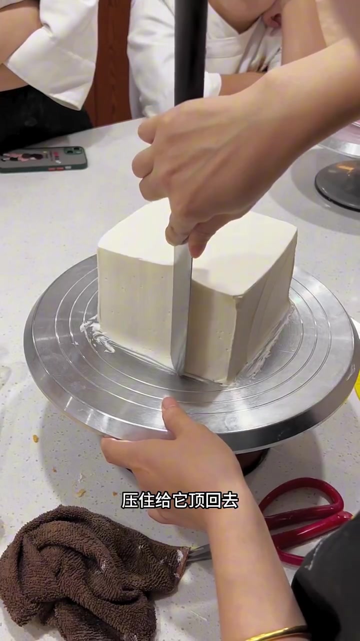 有这“神器”，新手小白也能抹出方形蛋糕