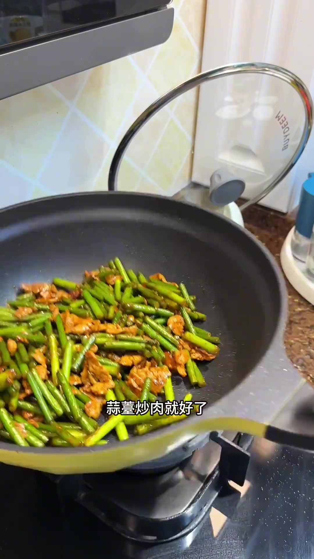 谁能不爱蒜薹炒肉盖浇饭?