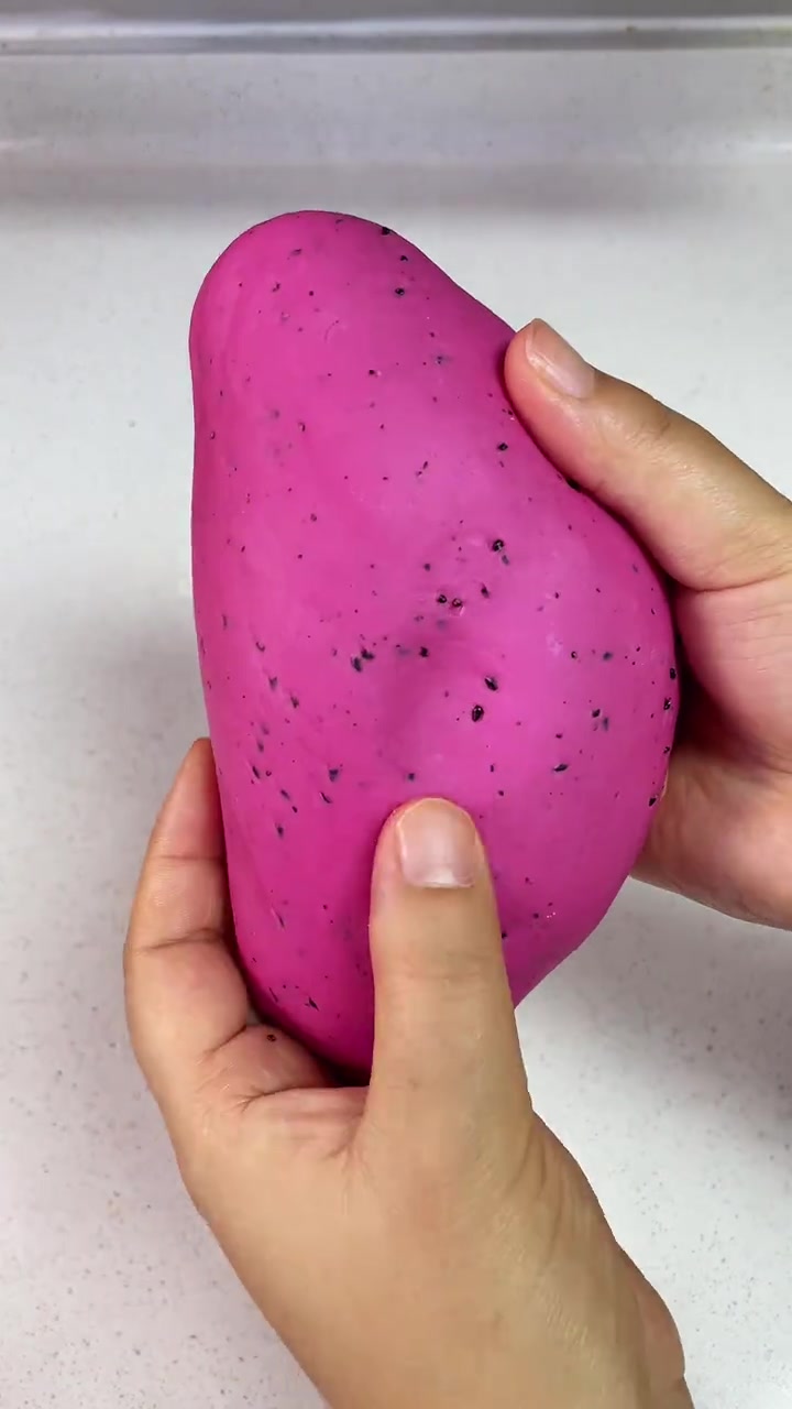 今天做火龙果小馒头，火龙果不褪色的要点，水开上锅蒸，蒸制时间不要超过5分钟，不加一滴水和小