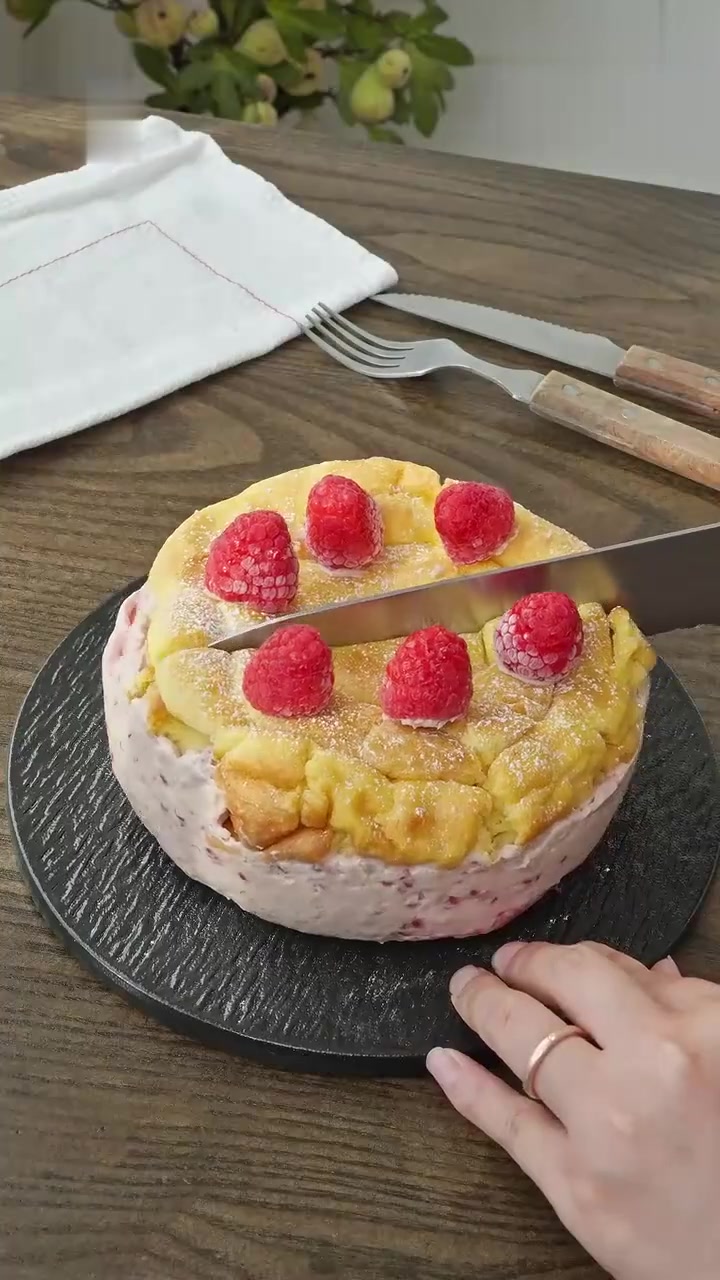 超大只树莓爆浆波兰蛋糕