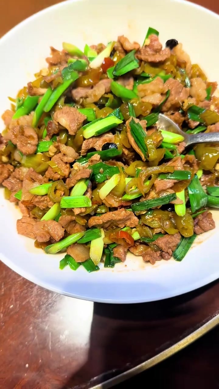 今天在家做个酱辣椒炒肉