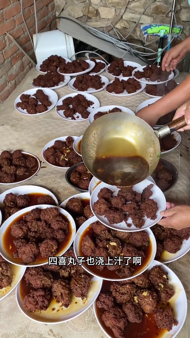 农村结婚大席菜，今中午18个菜1个汤，一桌还不到1千，太实惠了