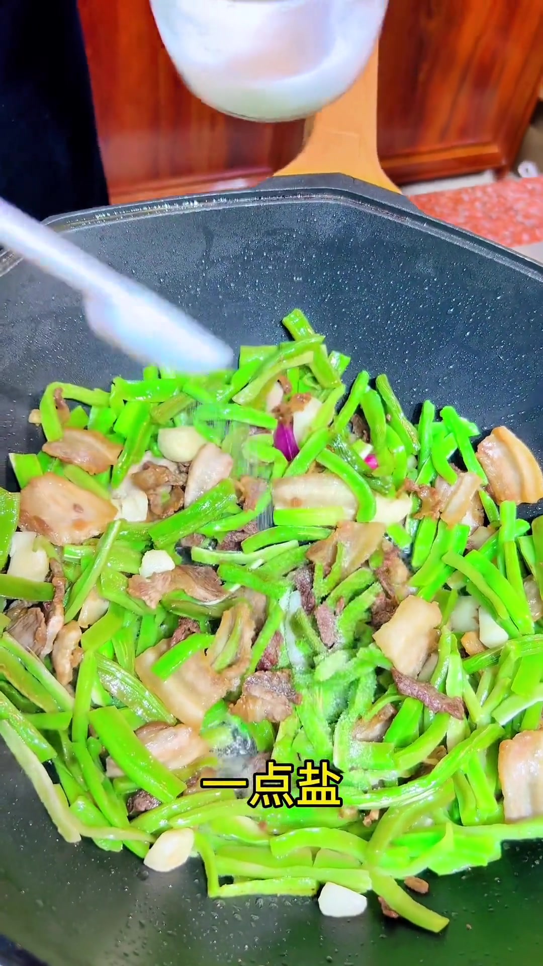 贡菜炒花肉：家常菜下饭菜，口感爽脆