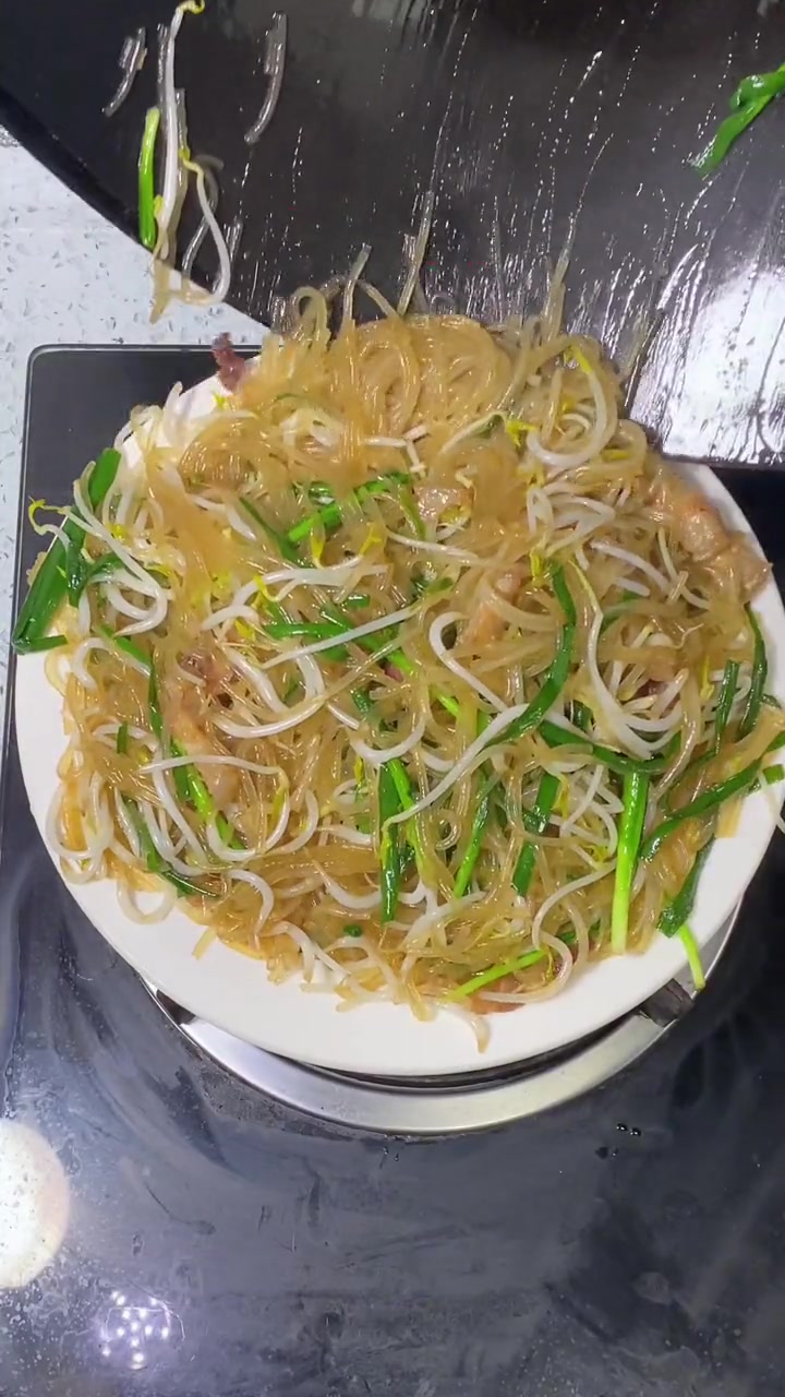 红薯粉条配豆芽韭菜，简单易做超美味家常菜