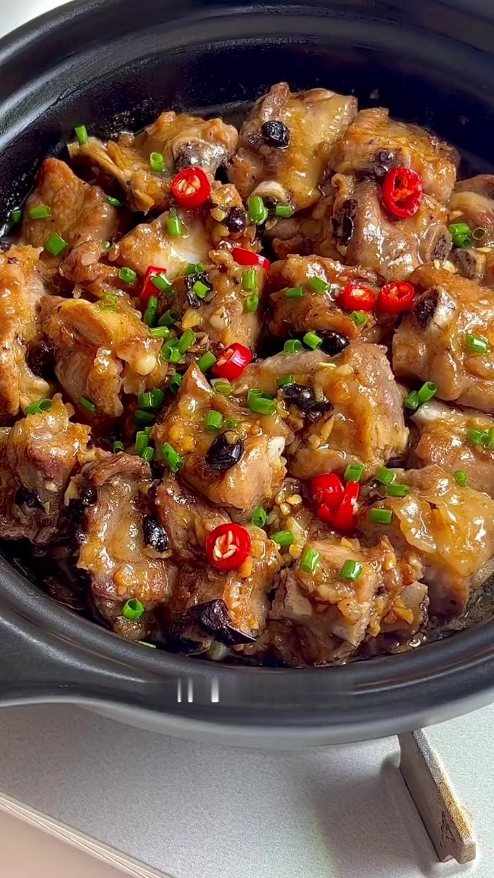 啫啫蒜香排骨煲，爽滑鲜嫩豉香浓郁巨下饭