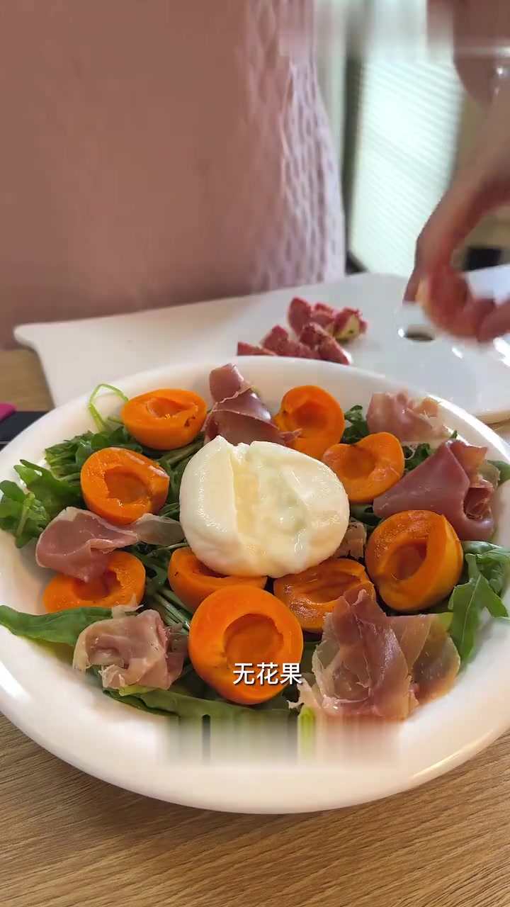 制作一个布拉塔奶酪沙拉酸奶碗