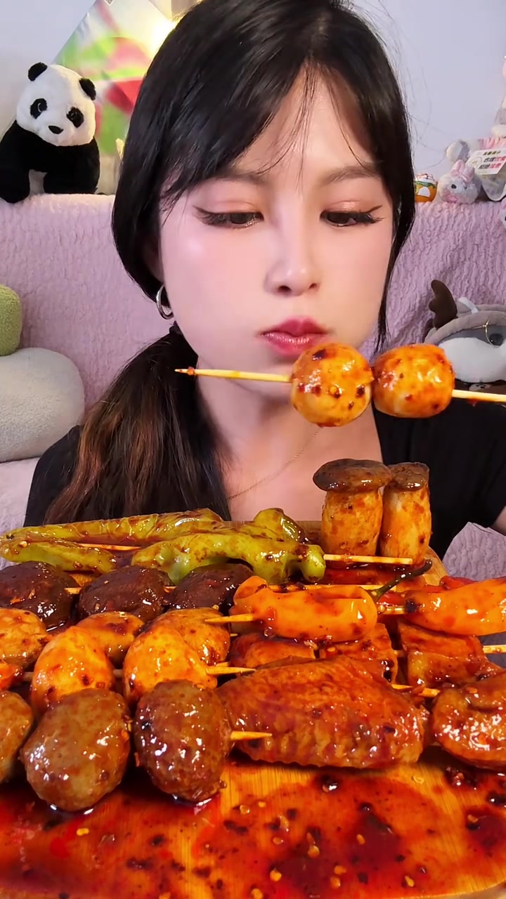 甜甜辣辣烧烤丸子串串,有小蔬菜和活珠子超好吃