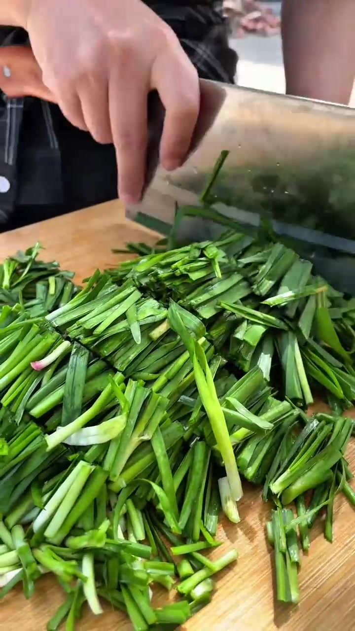 雨后的小河沟虾米多的都蓄窝啰，今天捡了点小虾米炒韭菜，真的好下饭