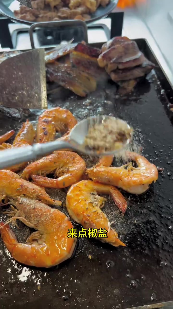 南方男友首次品尝东北炸蚂蚱