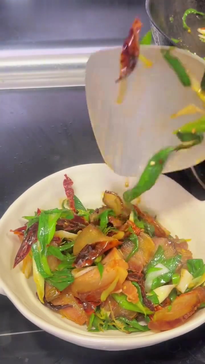 湖南菜魅力:腊肉炒蒜叶与干煸花菜