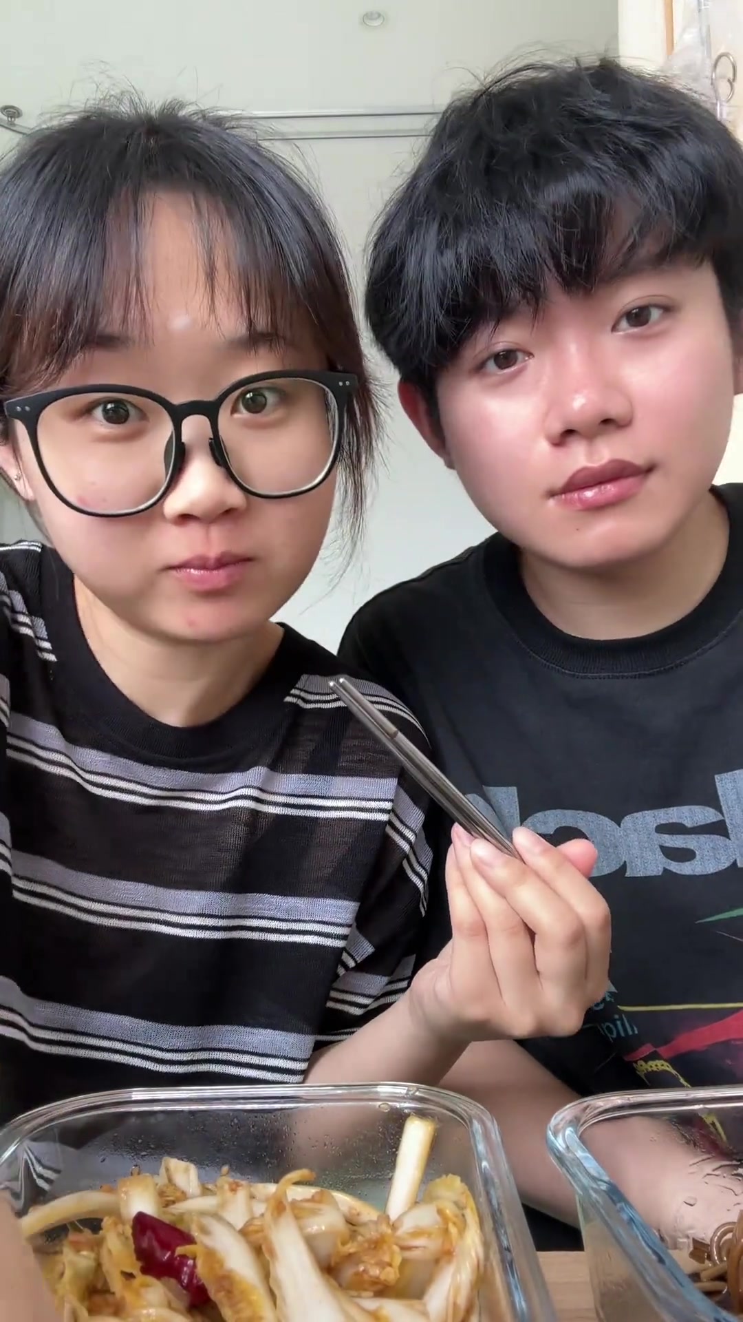在家做葱油拌面，顺便玩会儿羽毛球