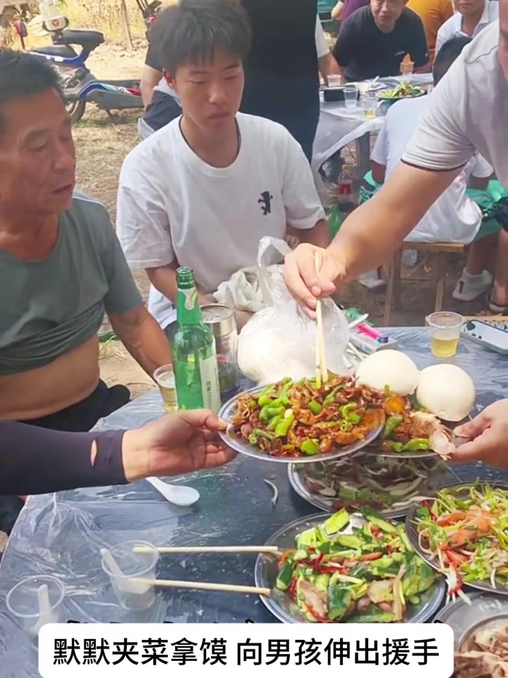 男子递出菜与馍,治愈残障男孩的遥望.满盘热菜配馍馍,给了桌旁