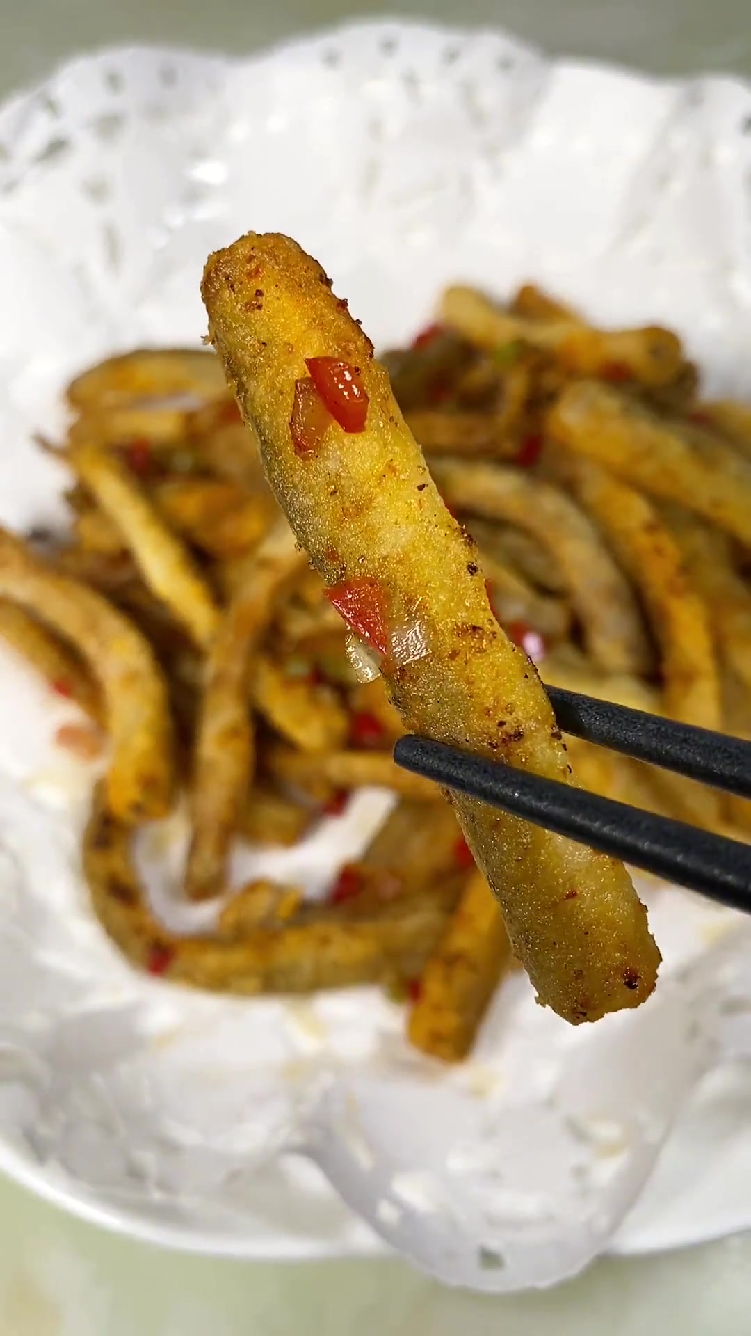 别看油鳝样子不讨喜,椒盐油鳝是大排档招牌