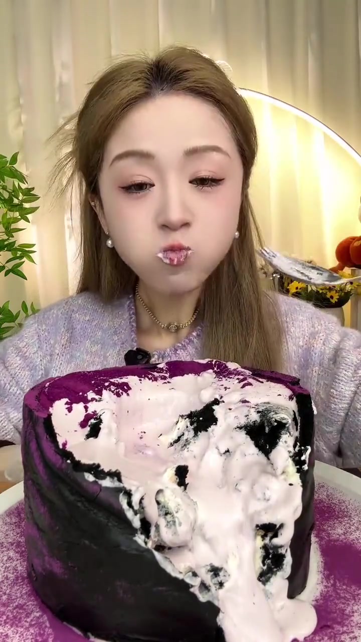30岁女孩一天一顿饭,吃玉米小蛋糕和爆浆蛋糕