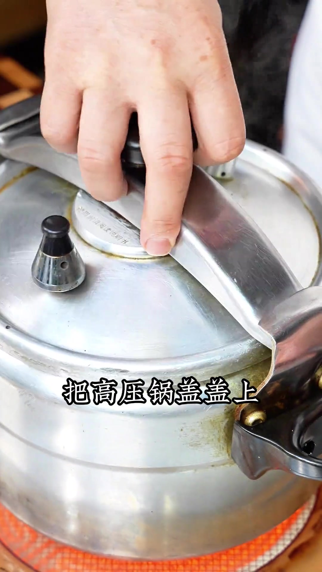 冬季养生汤:木瓜花生排骨汤,每日滋润新体验!