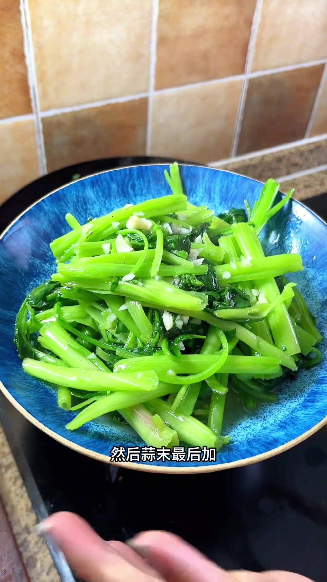 吃牛肉咖喱饭配蒜蓉小配菜