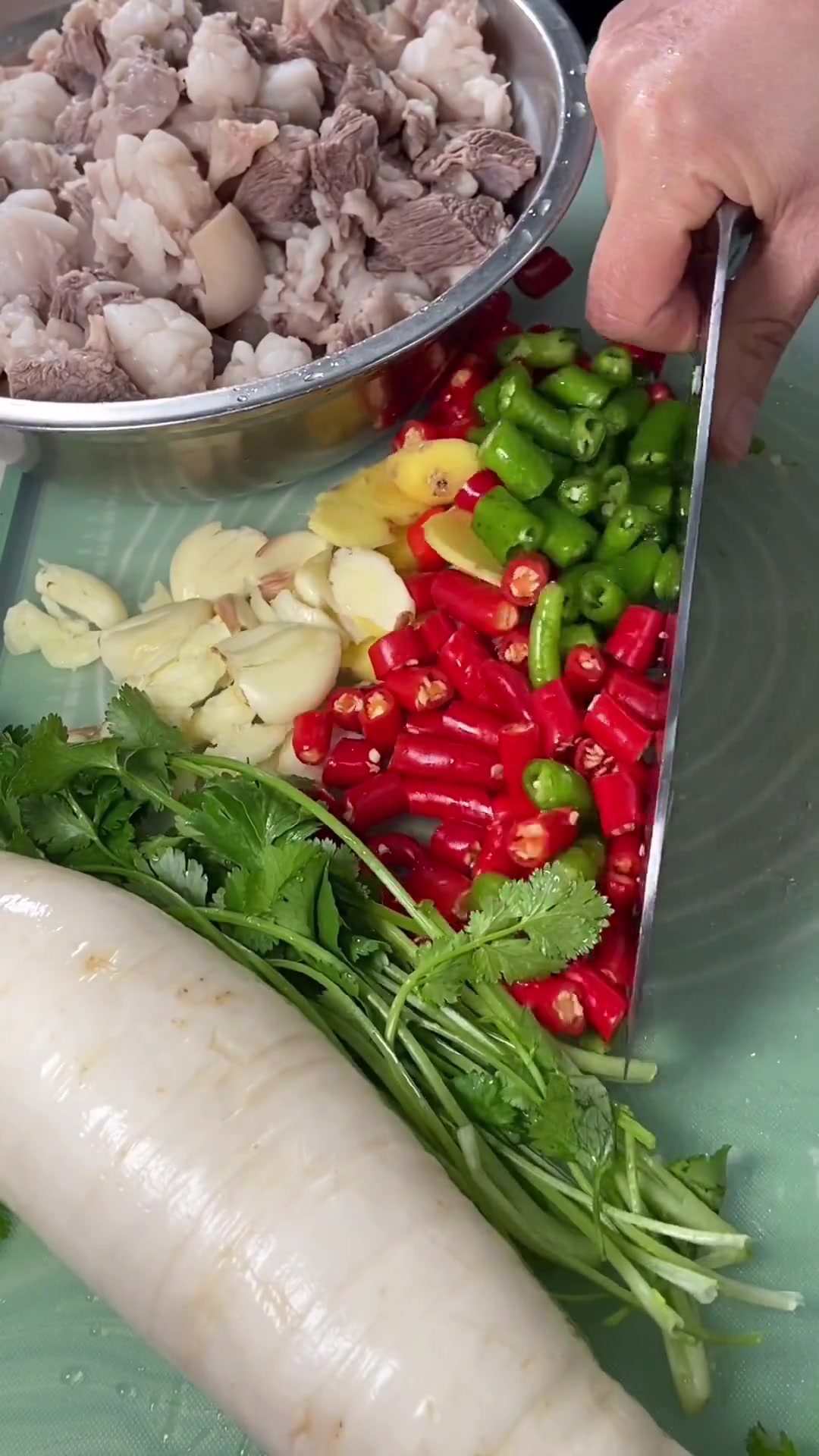 分享红烧羊肉炖萝卜家常做法，肉质鲜美超过瘾