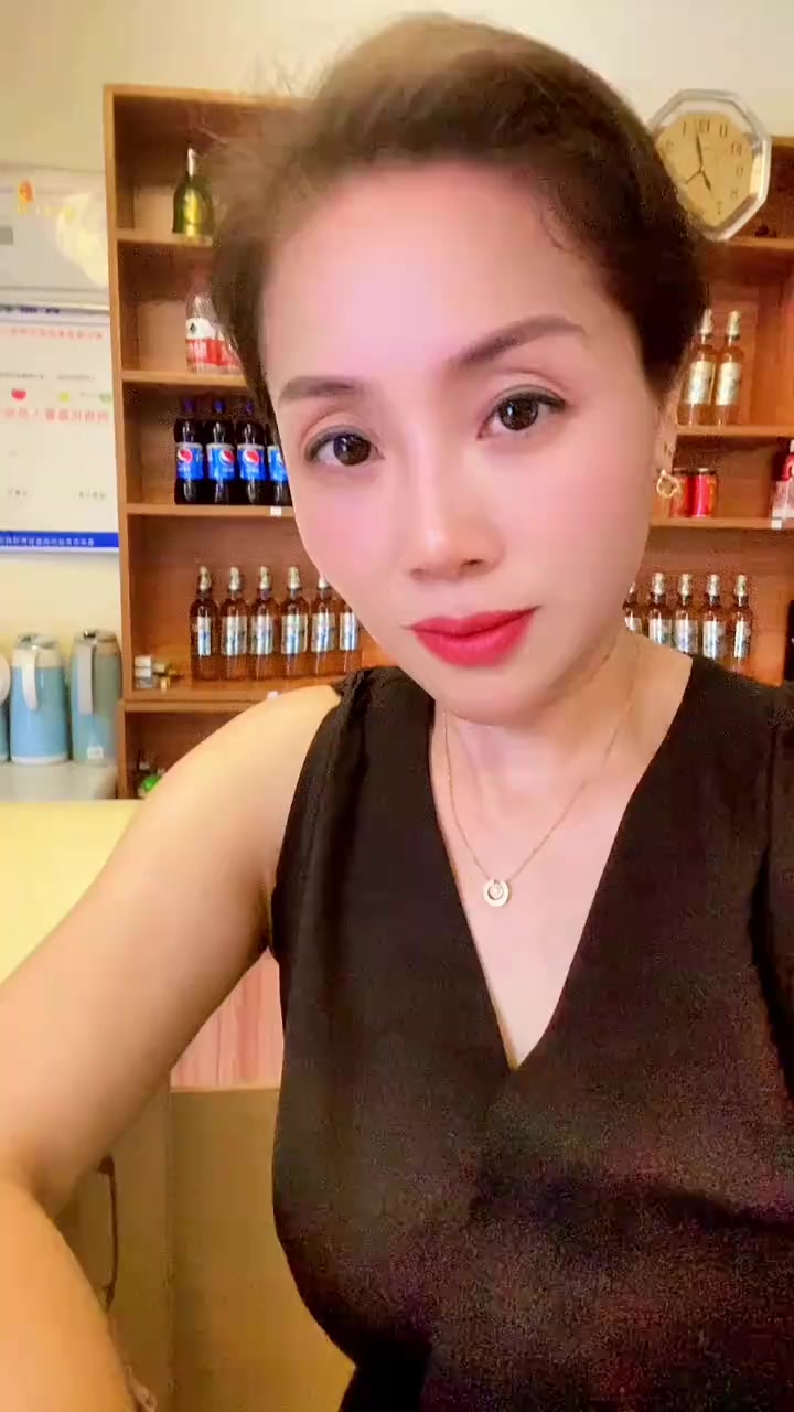 男人再帅挣不来钱，照样是窝囊废；女人再漂亮，自己不奋斗，终究一个摆设！
