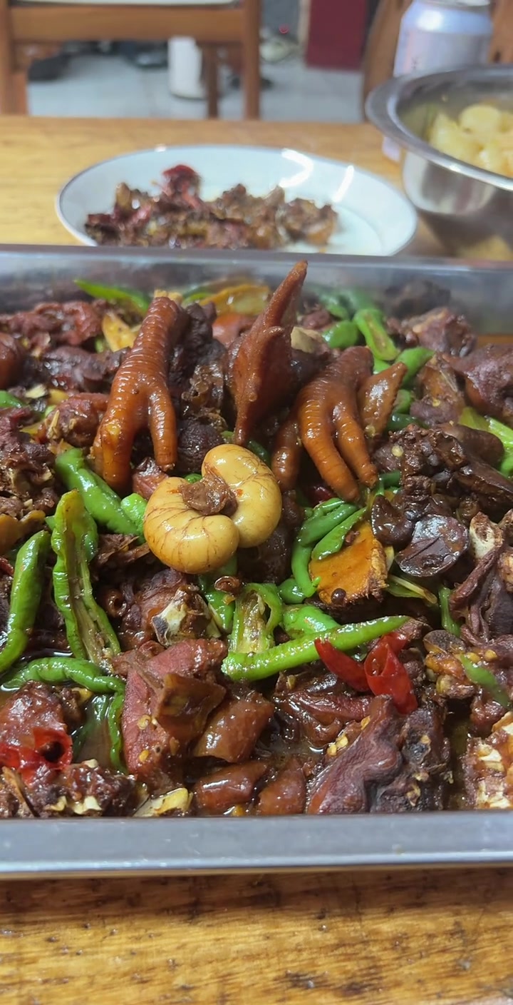今天杀小公鸡做美食落花鸡超好吃