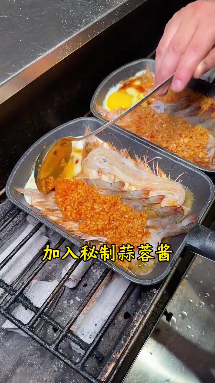 烧烤店桌桌必点铁板蒜蓉虾扯蛋，快点赞保存