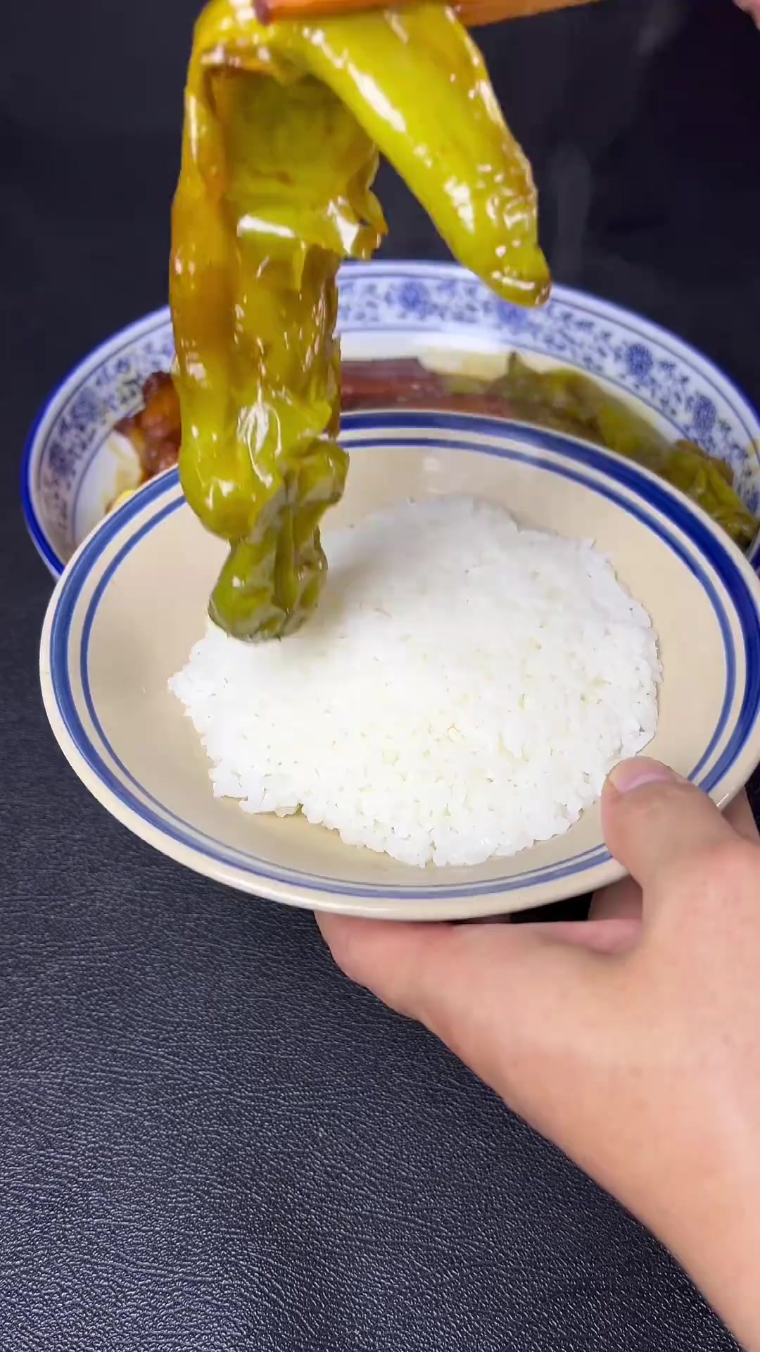 把子肉拌米饭，一吃一个不吱声！