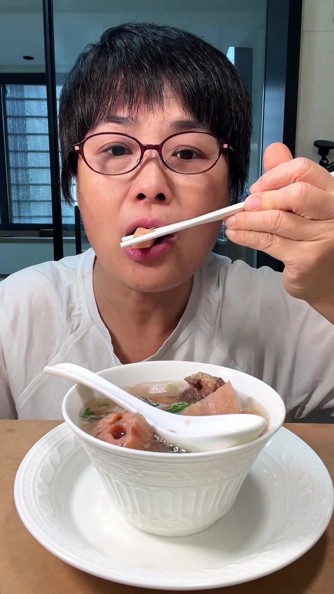 初冬喝花生莲藕排骨汤，清甜可口又简单