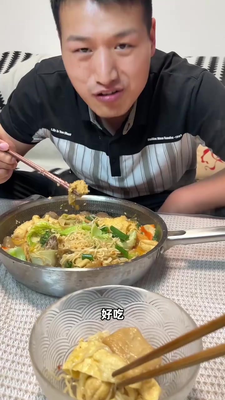 给老公做顿花甲汤底麻辣烫，十分钟搞定！