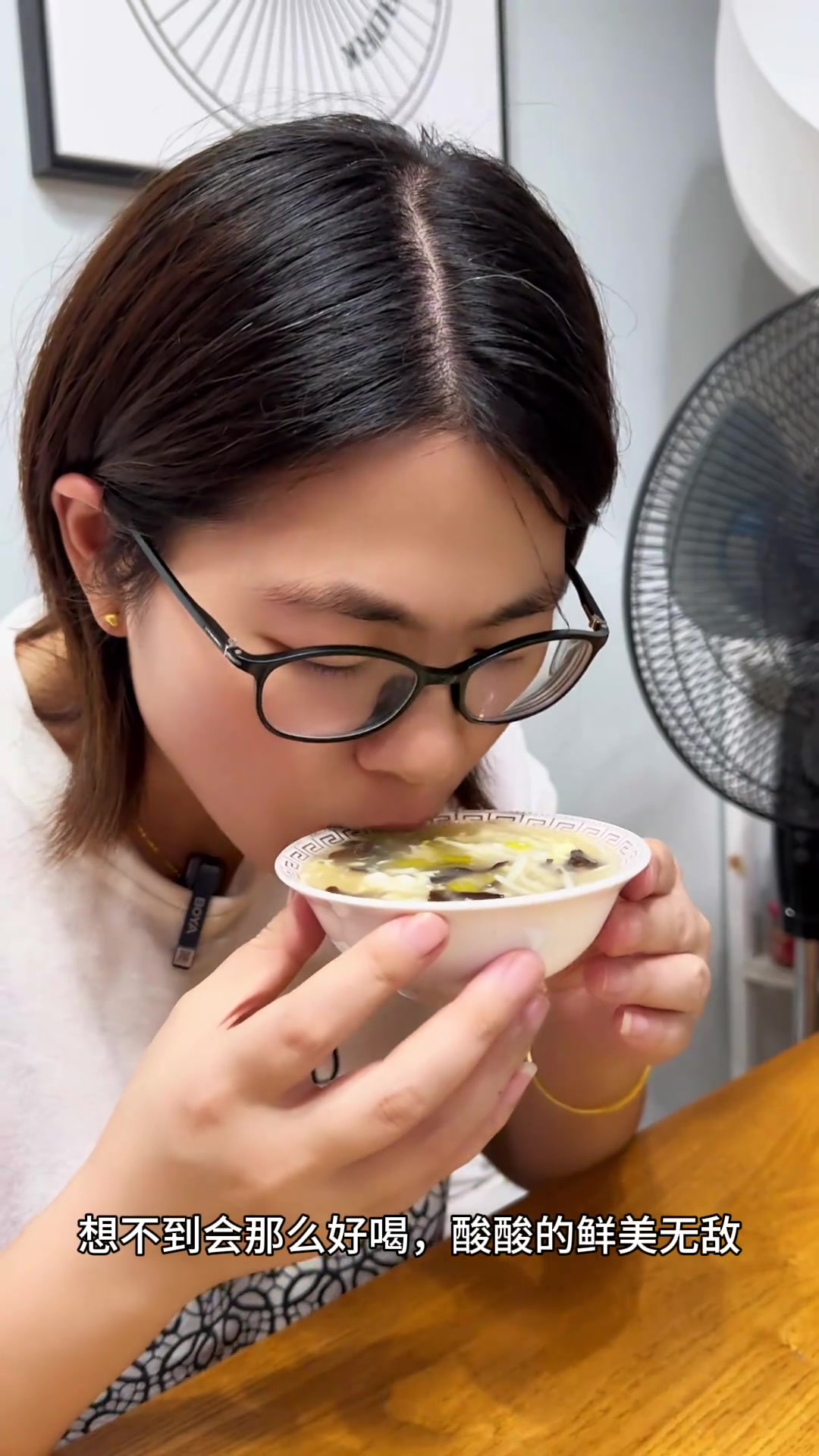 舟山特色酸辣汤：用墨鱼内脏做，鲜美可口