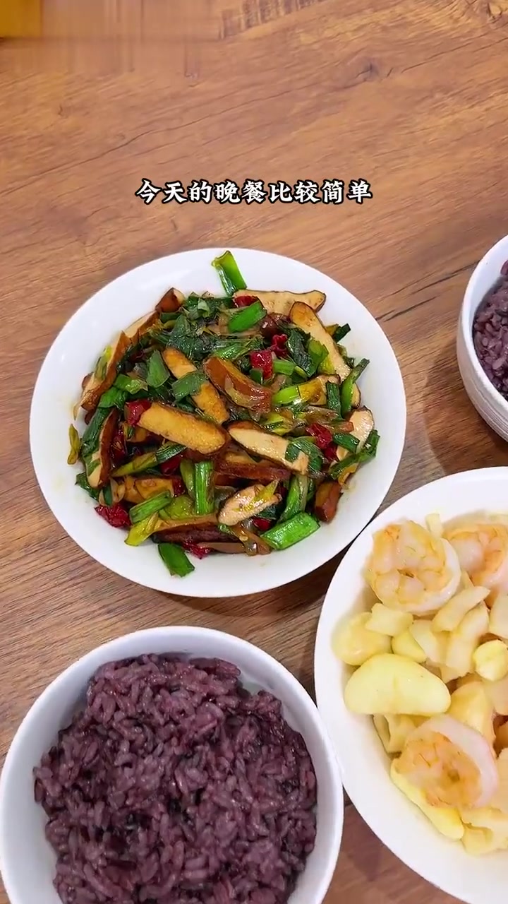 拒绝外卖第286天，蒜叶炒香干与荷塘三宝炒虾仁