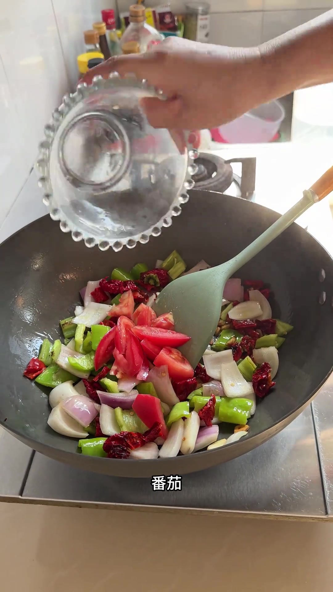 在超市买了点粗面条，今天教大家做家庭版新疆辣皮子拌面