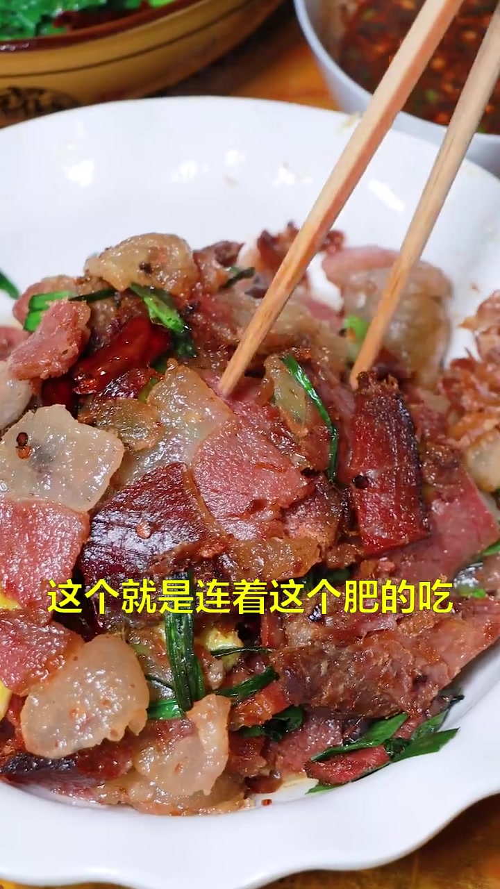 家里的烟熏腊肉可以这样做，先煮后爆炒，肥瘦相间，香而不腻，简直太好吃啦