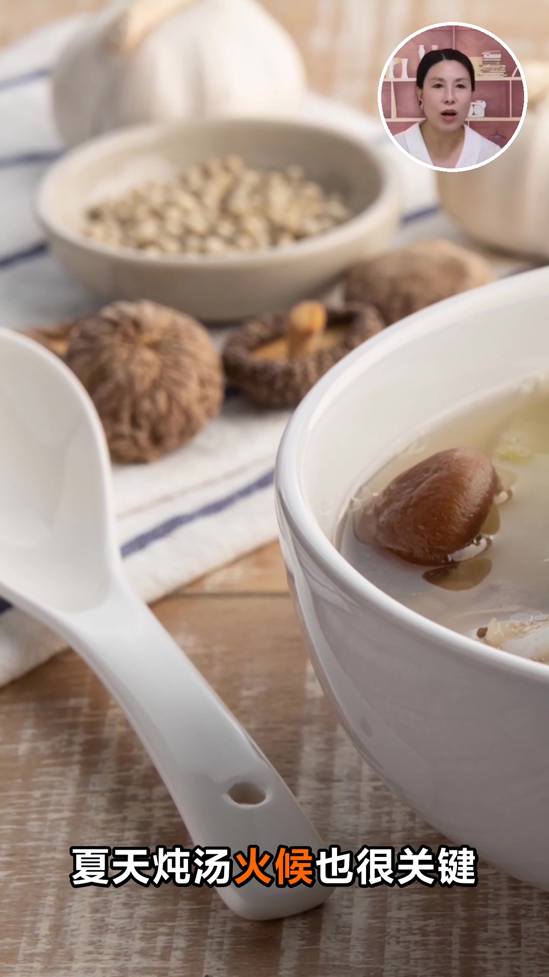 夏天炖乌鸡汤加什么食材不上火