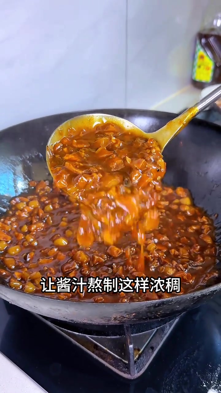想吃炸酱面，不用出去买啦，自己在家做，酱香浓郁又好吃，配饭配馒头都是一绝