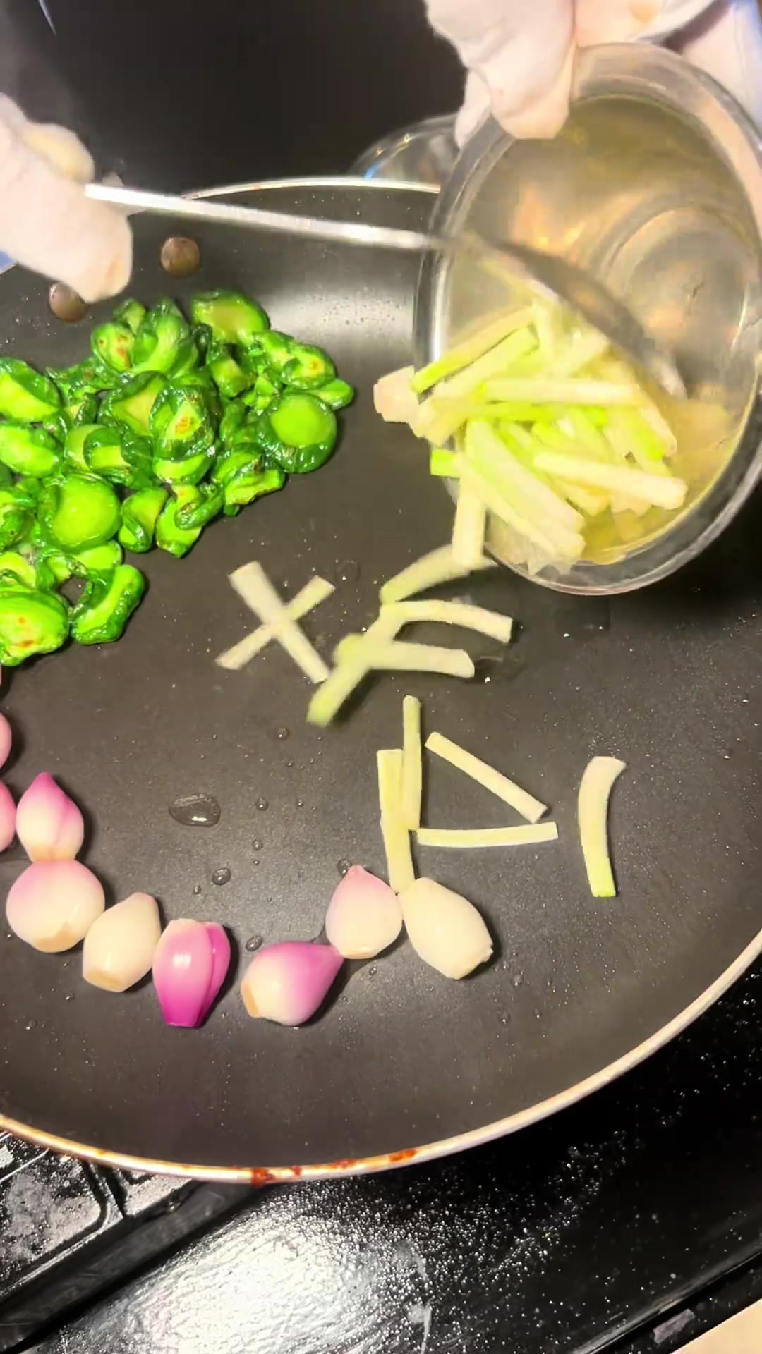金钱脆瓜配酱爆鱿鱼圈