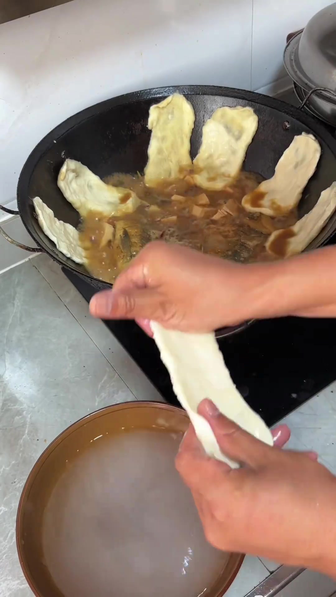 今天他做的地锅鱼配饼子味道也不错