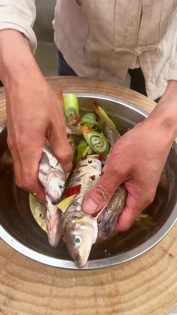 今天早上赶集花了五块钱买了几条红尾巴鱼，鲜嫩爽口太好吃了