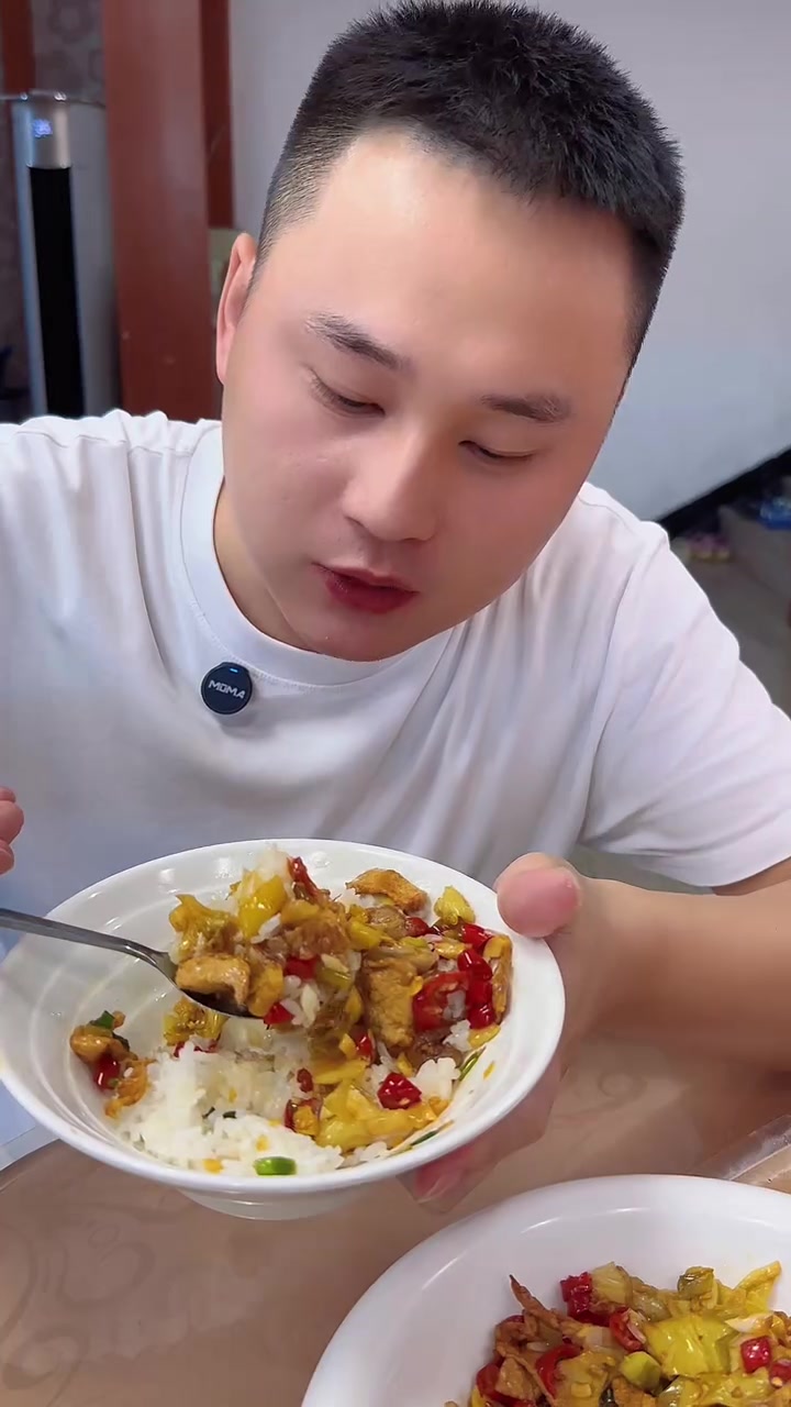 我们家做的最多的一道开胃小炒菜，嘎嘣脆的黄瓜皮开袋就能炒，简单省事，随便加点肉片辣椒回下锅